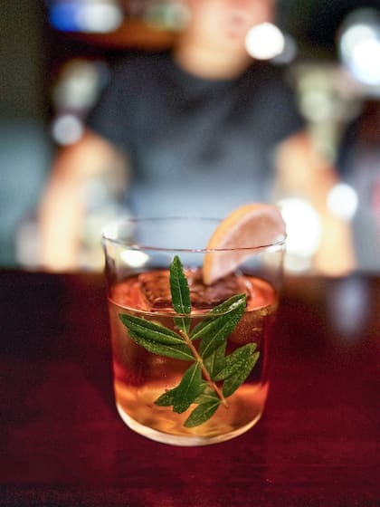 El cóctel "Pistacchio": ron Diplomático, leche de pistachos tostados con sal, limón y Dry Curaçao.