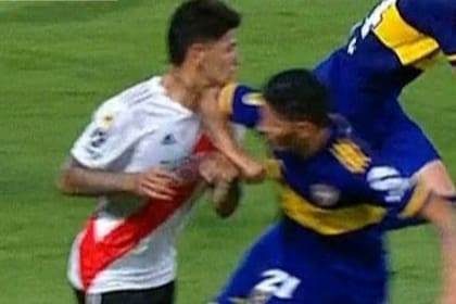 El codazo de Campuzano a Carrascal, en el superclásico de enero de este año