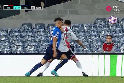 El codazo de Milton Casco por el que fue amonestado, pero que no tuvo revisión del VAR