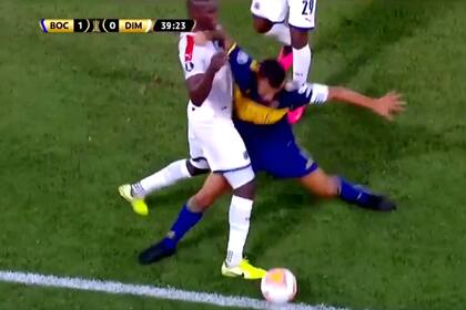 El codazo de Tevez que despertó la controversia