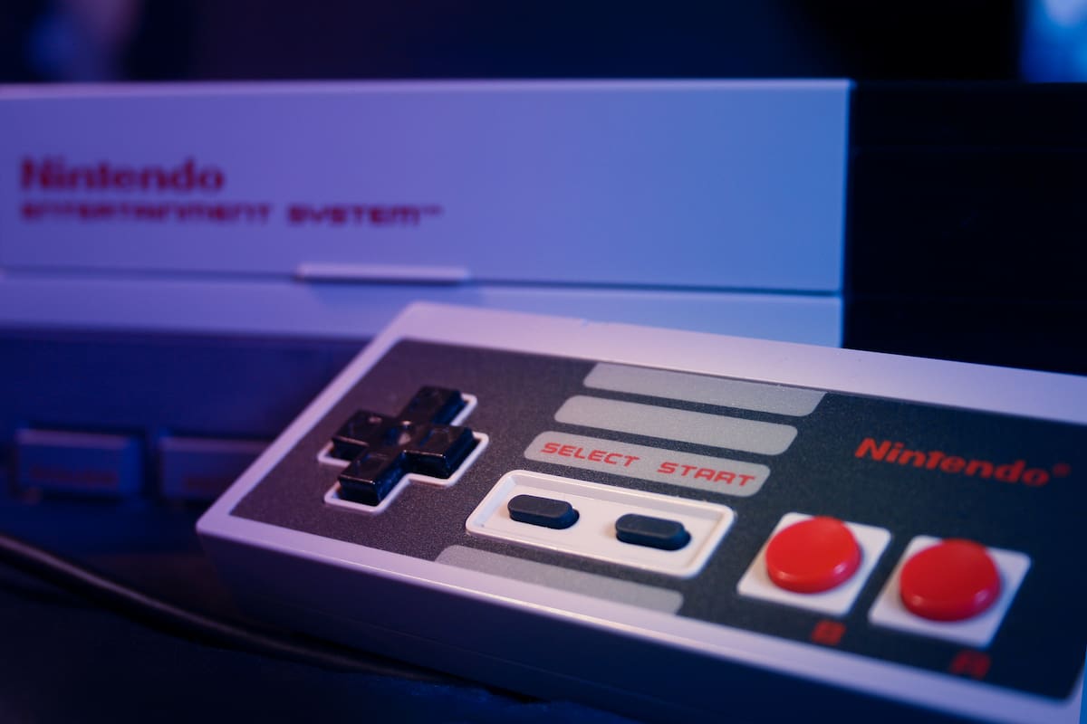El código Konami es una secuencia que otorgaba una ayuda extra al jugador, y apareció en el juego Gradius para la consola NES de Nintendo en la década del 80