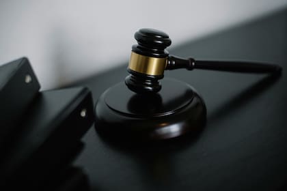 El Código Penal de Texas considera como delito no abonar la manutención infantil, ya sea intencional o conscientemente