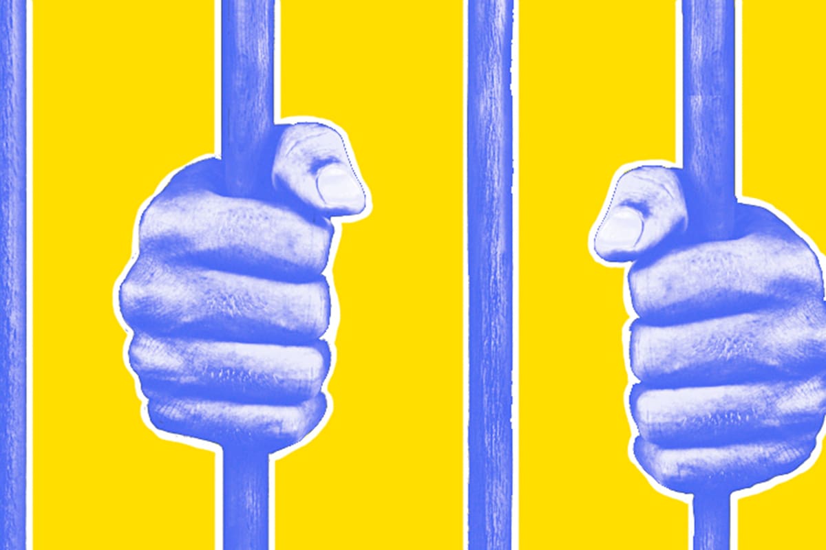 El Código Penal establece que la reclusión y la prisión por más de tres años llevan como inherente la inhabilitación absoluta por el tiempo de la condena