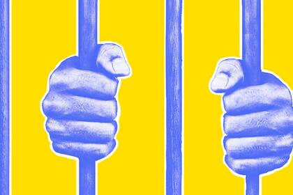 El Código Penal establece que la reclusión y la prisión por más de tres años llevan como inherente la inhabilitación absoluta por el tiempo de la condena