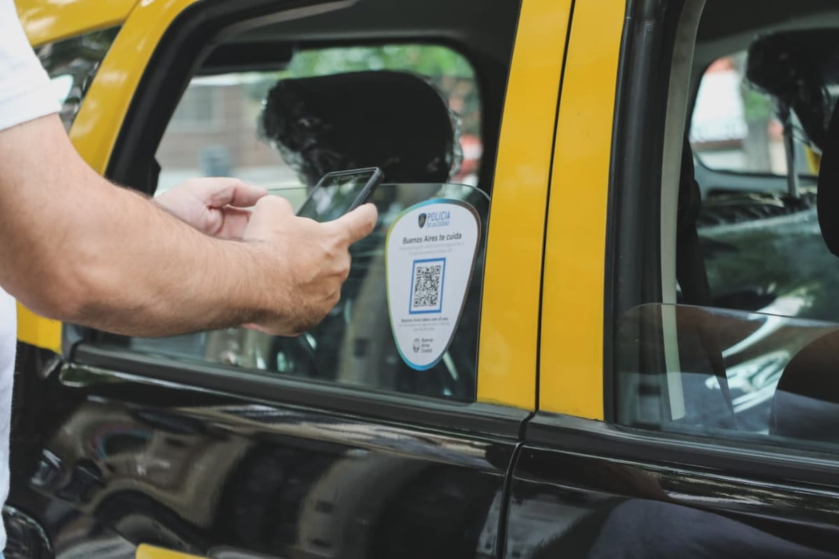 El código QR de prevención para turistas estará disponible en taxis, subtes, locales gastronómicos y comerciales, entre otros sitios por donde se mueven habitualmente los visitantes