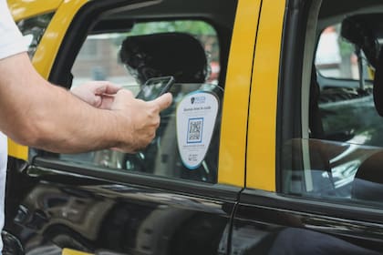 El código QR de prevención para turistas estará disponible en taxis, subtes, locales gastronómicos y comerciales, entre otros sitios por donde se mueven habitualmente los visitantes