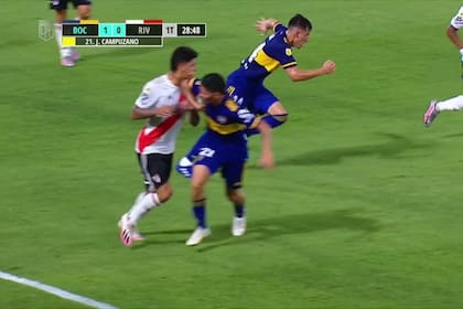 El codo de Campuzano ya impactó sobre el cuello de Carrascal. ¿Correspondía roja directa para el jugador de Boca?