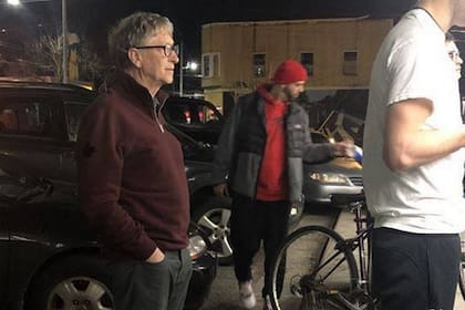 El cofundador de Microsoft hace fila para comprar un combo en el restaurante Dicks Drive-In en Seattle, Estados Unidos