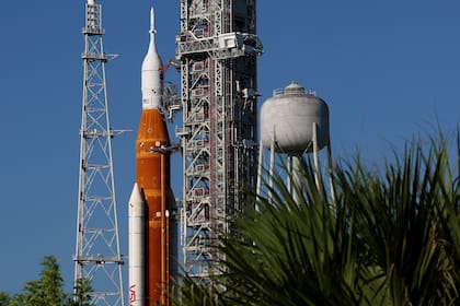 El cohete Artemis I de la NASA en el Centro Espacial Kennedy en Cabo Cañaveral, Florida