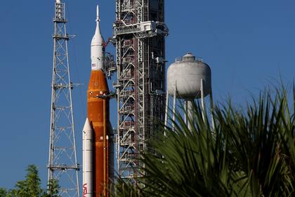 El cohete Artemis I de la NASA se encuentra en la plataforma de lanzamiento 39-B del Centro Espacial Kennedy mientras se prepara para un vuelo no tripulado alrededor de la Luna el 27 de agosto de 2022 en Cabo Cañaveral, Florida.