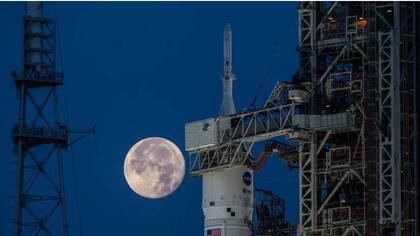 El cohete Artemis I SLS (Sistema de Lanzamiento Espacial) y la nave espacial Orion en el Complejo de Lanzamiento 39B en el Centro Espacial Kennedy de la NASA en Florida en 2022 (Foto: Gentileza NASA)