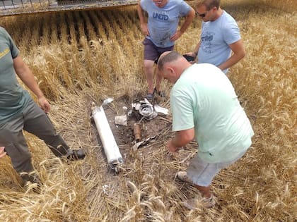 El cohete Aventura I cayó en medio de un lote de trigo y según describieron produjo un cráter y quemó parte del cultivo