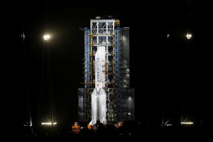 El cohete chino Long March antes de su despegue con la misión Chang´e 5, que traerá muestras de suelo de la Luna