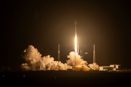 El cohete Falcon 9 de SpaceX, que transporta 21 satélites Starlink, despega de Cabo Cañaveral el 28 de agosto de 2024