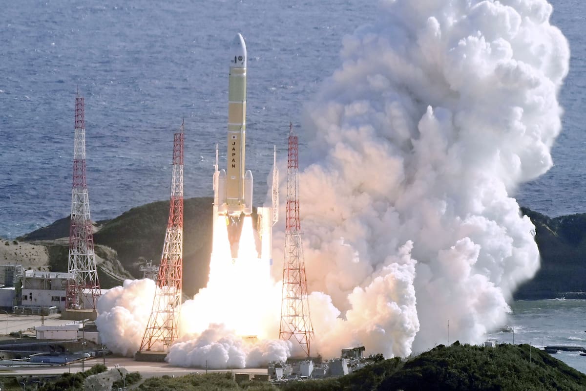 El cohete H3 de la Agenica Japonesa de Exploración Aeroespacial (JAXA), que lleva un satélite de navegación a bordo, despega del Centro Espacial de Tanegashima en Minamitane, en la isla de Tanegashima, en el sur de Japón, el lunes 22 de diciembre de 2025. (Kyodo News via AP)