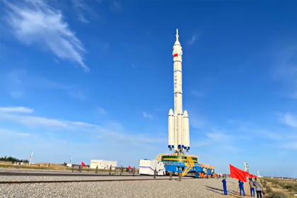 El cohete Long March 2F con la nave Shenzhou-12 son trasladados al sitio de despegue