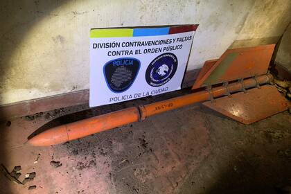 El cohete militar encontrado en una vivienda de Caseros, allanada por una causa de violencia de género