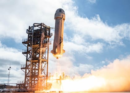 El cohete New Shepard (aquí en un lanzamiento de prueba) despegará de una plataforma en el occidente de Texas