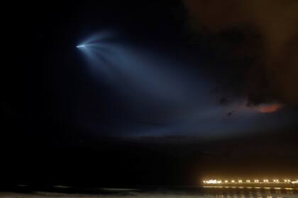 El cohete que llevó el satélite, encendido en el cielo