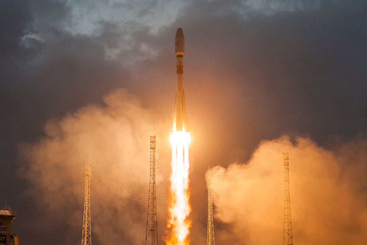 El cohete Soyuz despega de la Guyana francesa con sus seis satélites a bordo