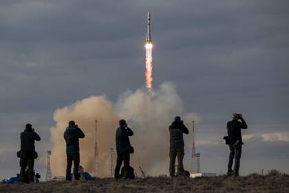 El cohete Soyuz despega hacia la Estación Espacial Internacional con el astronauta de la Expedición 71 de la NASA Tracy Dyson, el cosmonauta ruso Oleg Novitskiy y la astronauta bielorrusa Marina Vasilevskaya a bordo, el sábado 23 de marzo de 2024 en el Cosmódromo Baikonur en Kazajistán. (Bill Ingalls/NASA vía AP)