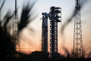 El cohete SpaceX Falcon 9 con la nave espacial Dragon que se utilizará para la misión Crew-12