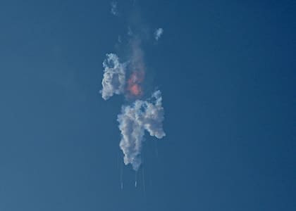 El cohete Starship, de SpaceX, explota poco después de haber despegado desde la base de lanzamiento en Boca Chica, Texas, el jueves 20 de abril de 2023. (AP Foto/Eric Gay)