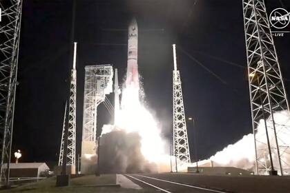El cohete Vulcan de United Launch Alliance, con la sonda lunar de Astrobotic Technology, despega el 8 de enero de 2024 en Cabo Cañaveral, Florida. Imagen tomada de un video de la NASA. (NASA vía AP)