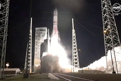 El cohete Vulcan de United Launch Alliance, con la sonda lunar de Astrobotic Technology, al despegar de Cabo Cañaveral en Florida, el 8 de enero de 2024