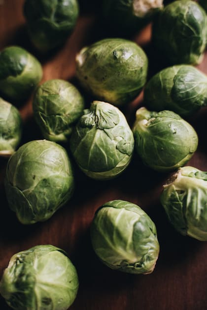 El col de Bruselas, el repollo y otras crucíferas, cuentan con vitaminas D y K, necesarias para la buena salud de los huesos