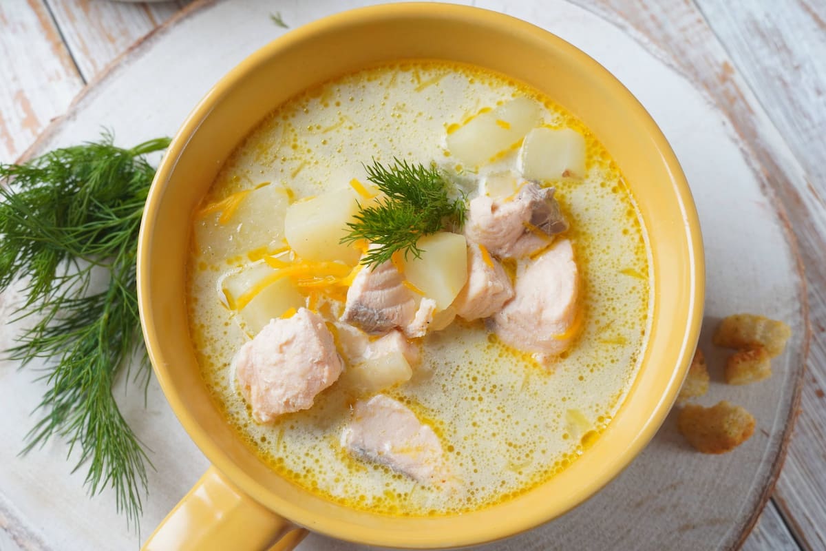 El colágeno presente en el caldo se transforma en gelatina durante la cocción, liberando aminoácidos que intervienen en funciones clave del organismo