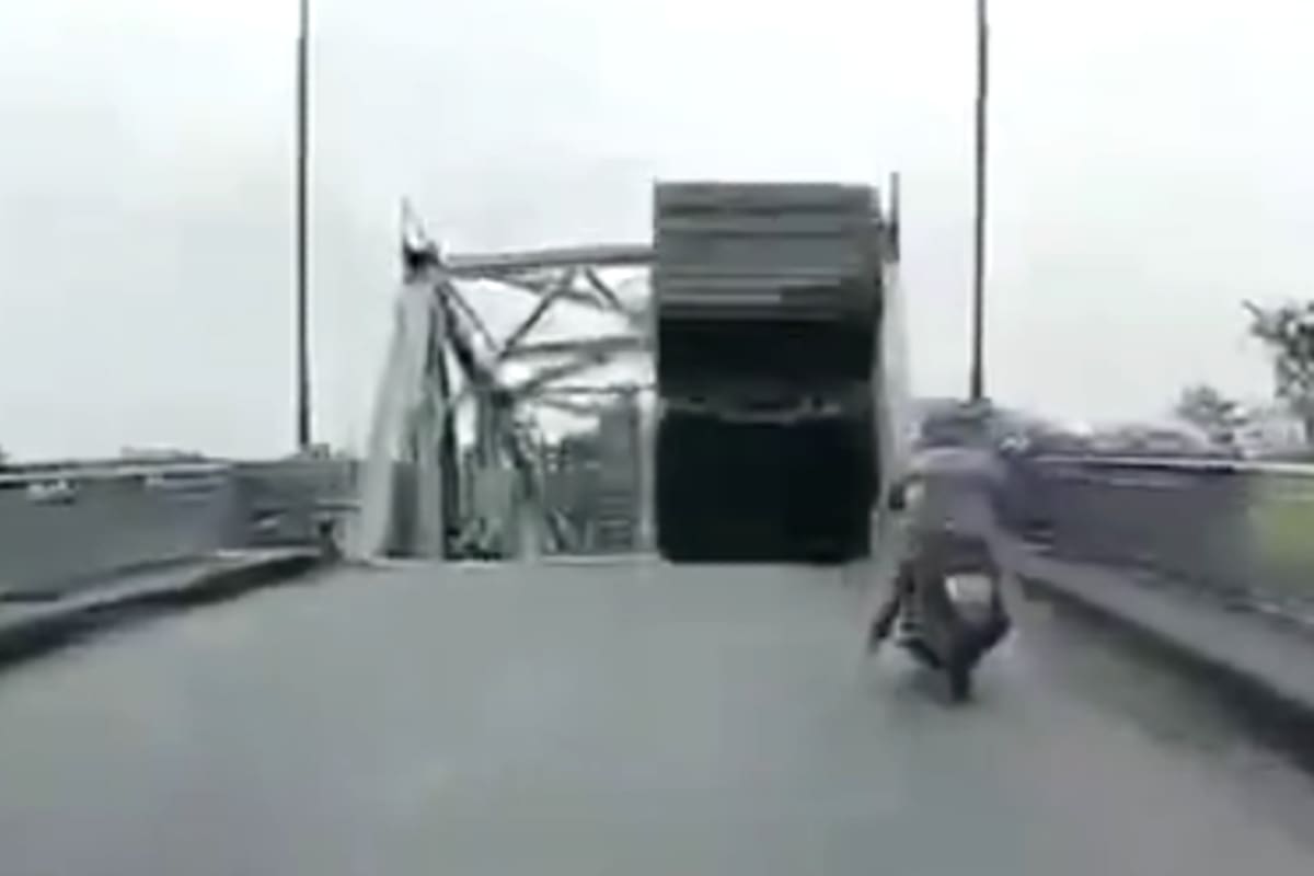 El colapso de un puente en la provincia de Phu Tuo provocó que 10 automóviles y dos motocicletas cayeran a un río