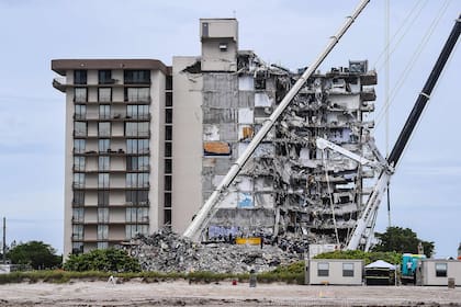 El colapso del complejo de condominios Champlain Towers South en Surfside, Miami, dejó 98 muertos, el 24 de junio de 2021.