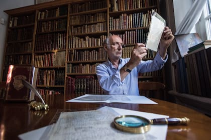 El coleccionista Aizenmann reunió un tesoro de material borgeano, en el que se destaca el manuscrito del texto “La Biblioteca Total”