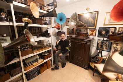 El coleccionista y académico Guillermo Elías, entre gramófonos y fonógrafos