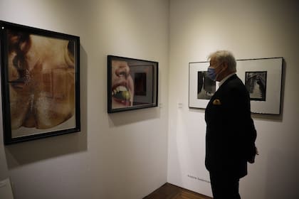 El coleccionista y editor Jean-Louis Larivière observa una obra de Alejandro Kuropatwa en el stand de Vasari