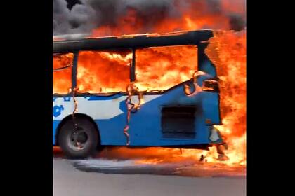 El colectivo incendiado