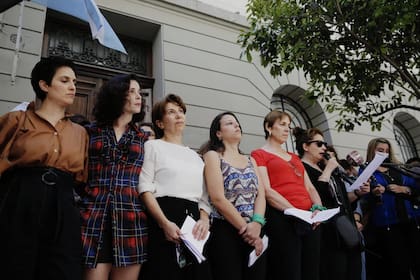 El colectivo Actrices Argentinas en las puertas de trubunales donde se llevó a cabo el juicio por abuso de Thelma Fardín contra Juan Darthés.