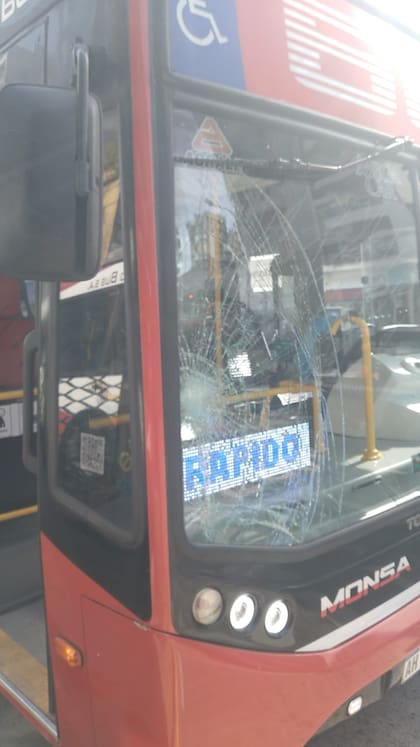 El colectivo con el vidrio roto