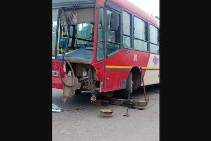 El colectivo de la línea 216 tras la colisión con la moto. Fuente foto: Infourbano