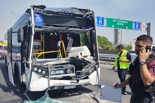 Congestión en la autopista Perito Moreno tras un choque entre un camión y un colectivo