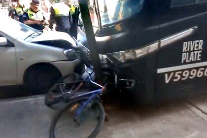 El colectivo de River Plate chocó varios vehículos, en Tucumán