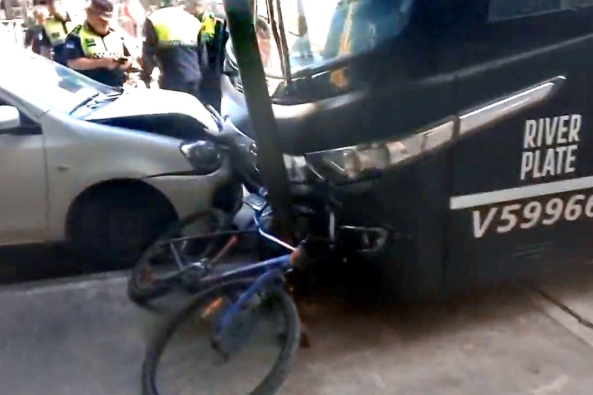 El colectivo de River Plate chocó varios vehículos, en Tucumán