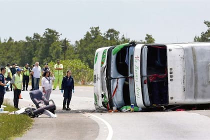 El colectivo, en el que iban 43 alumnos de la Escuela Nº 41 de Benavídez, volcó en el kilómetro 141 de la ruta 2, a la altura de Lezama