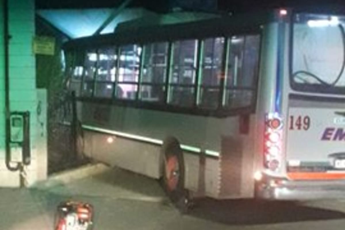 El colectivo incrustado en la casa de Avenida Boulevard Buenos Aires 432