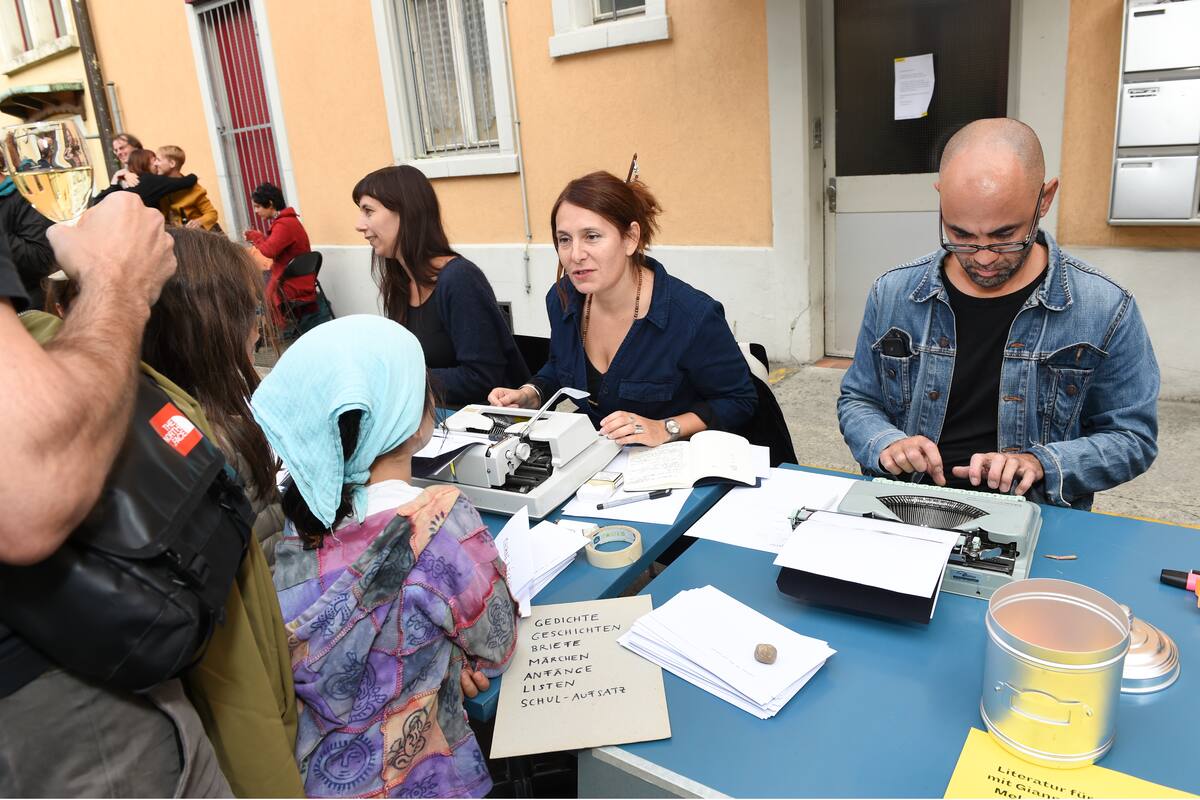 El colectivo "Literatur für das was passiert" escribe textos a pedido y apoya a organizaciones de refugiados en Europa