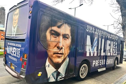 El colectivo ploteado que acompañará a Javier Milei en su recorrido por el país durante la campaña electoral