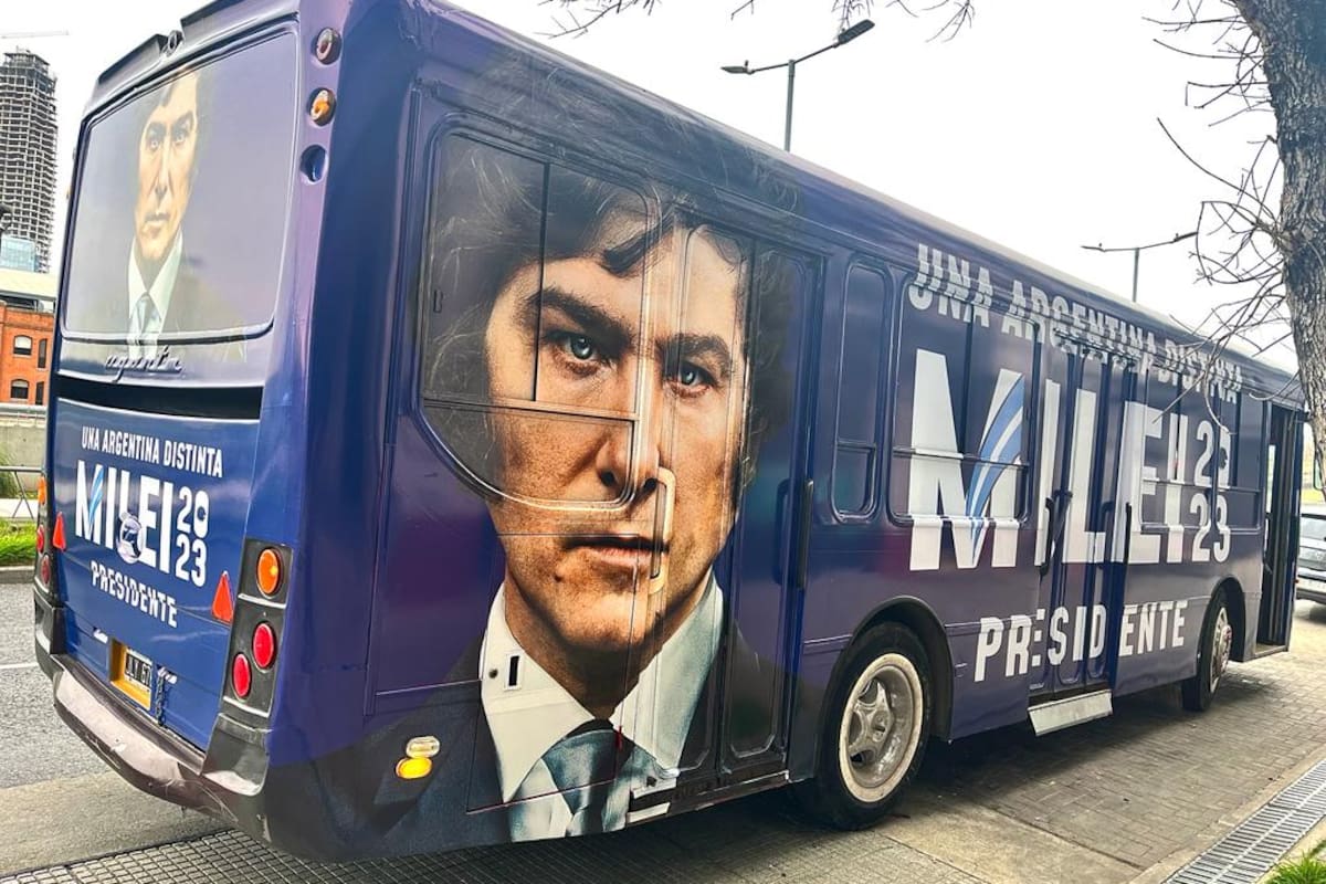 El colectivo ploteado que acompañará a Javier Milei en su recorrido por el país durante la campaña electoral