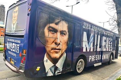El colectivo ploteado que acompañará a Javier Milei en su recorrido por el país durante la campaña electoral