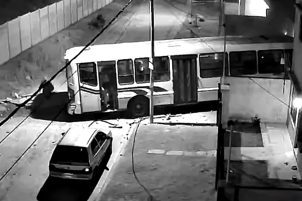 El colectivo quedó incrustado en una vivienda